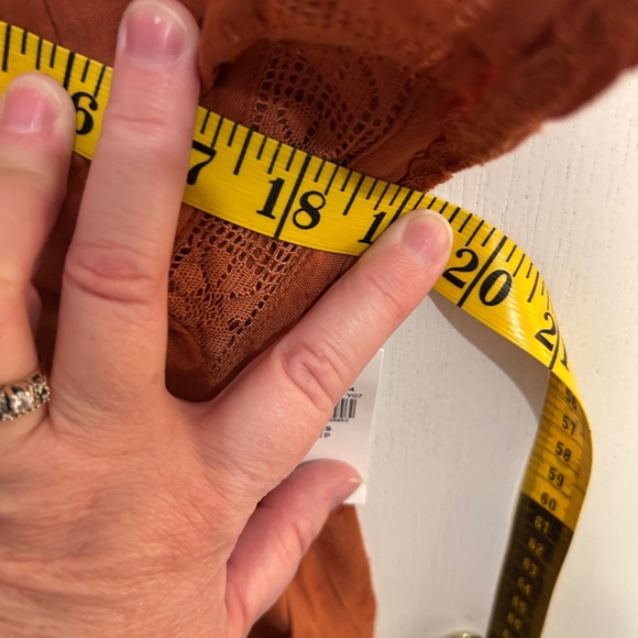 Old Navy Size XS Oversized Clip-Dot Crochet-Lace Button-Front Blouse - Picture 4 of 9